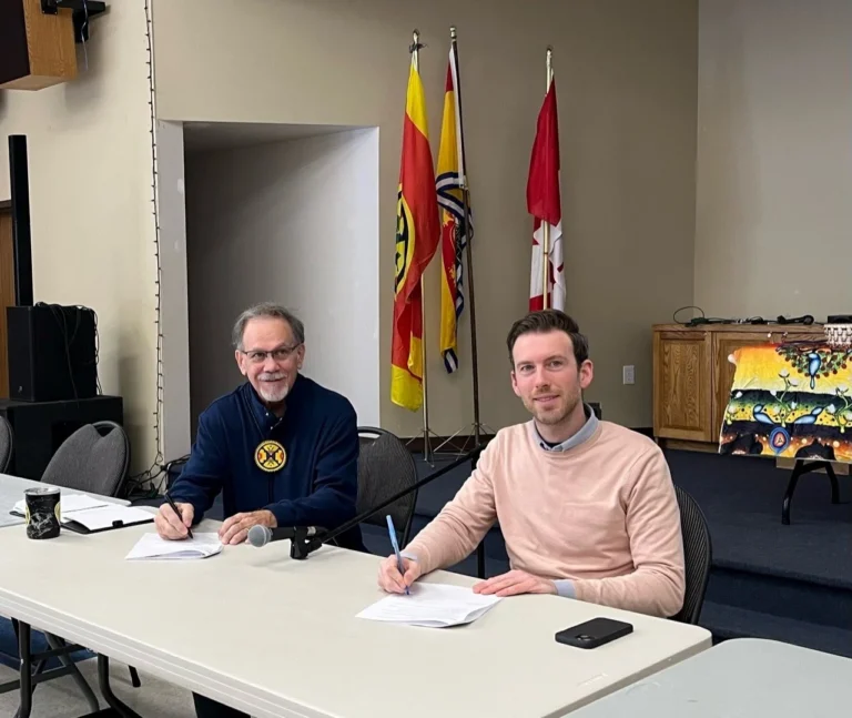 Mayor and Chief signing UPM