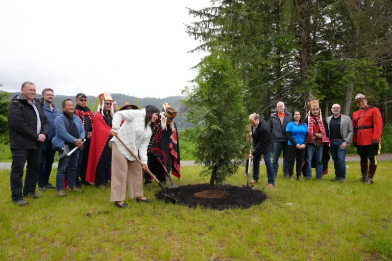 Tree Planting at National Indigenous People’s Day and Minette Bay West Park Grand Opening